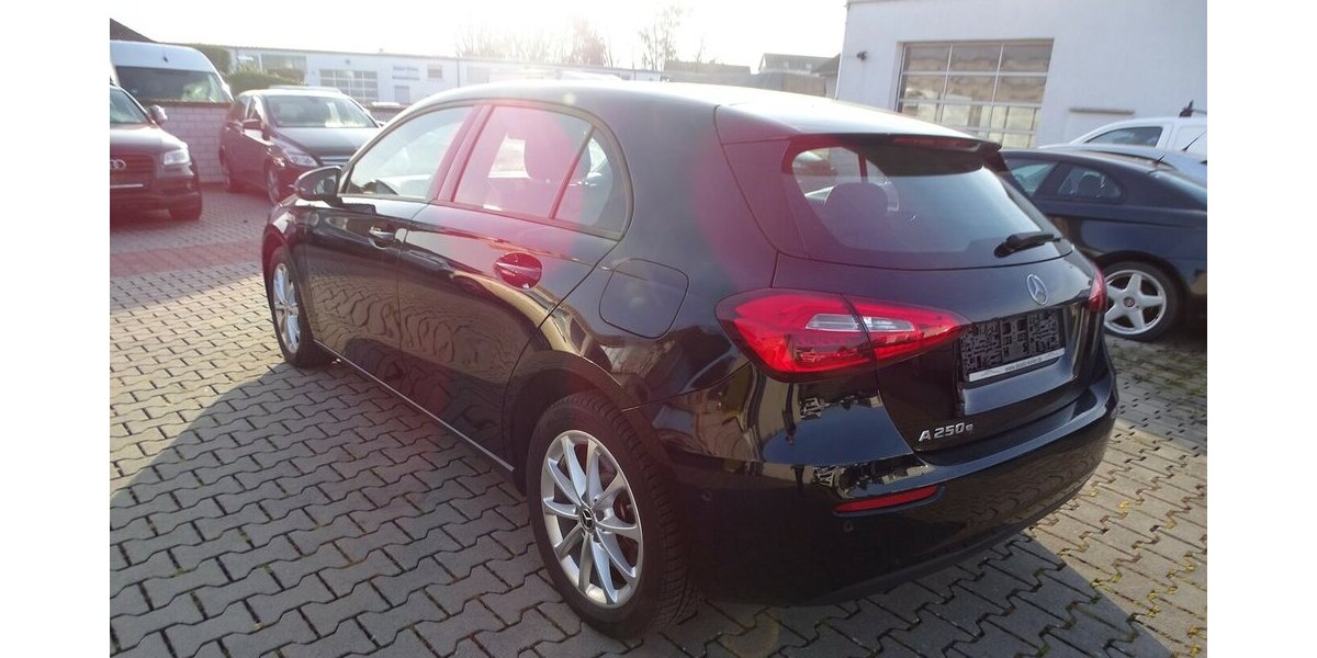 Mercedes-Benz A 250 e Navigation, aktiver Parkassist, AppleCarpl 51.538 km 21.390 &euro; Rodgau 63110