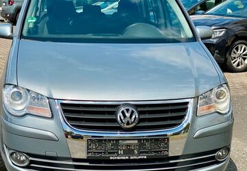 VW Touran 145.786 km 7.490 &euro; Kelsterbach 65451