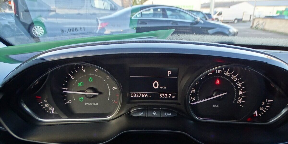 Peugeot 2008 Allure Automatik, Navigation, Parksensoren, 32.718 km 10.990 &euro; Rodgau 63110